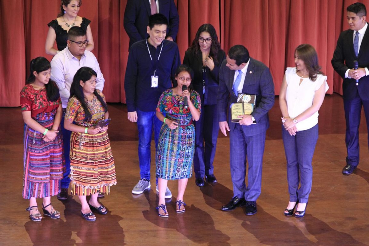 Presidente felicitó a jóvenes destacados durante la actividad del Conjuve. (Foto Prensa Libre: Carlos Hernández)