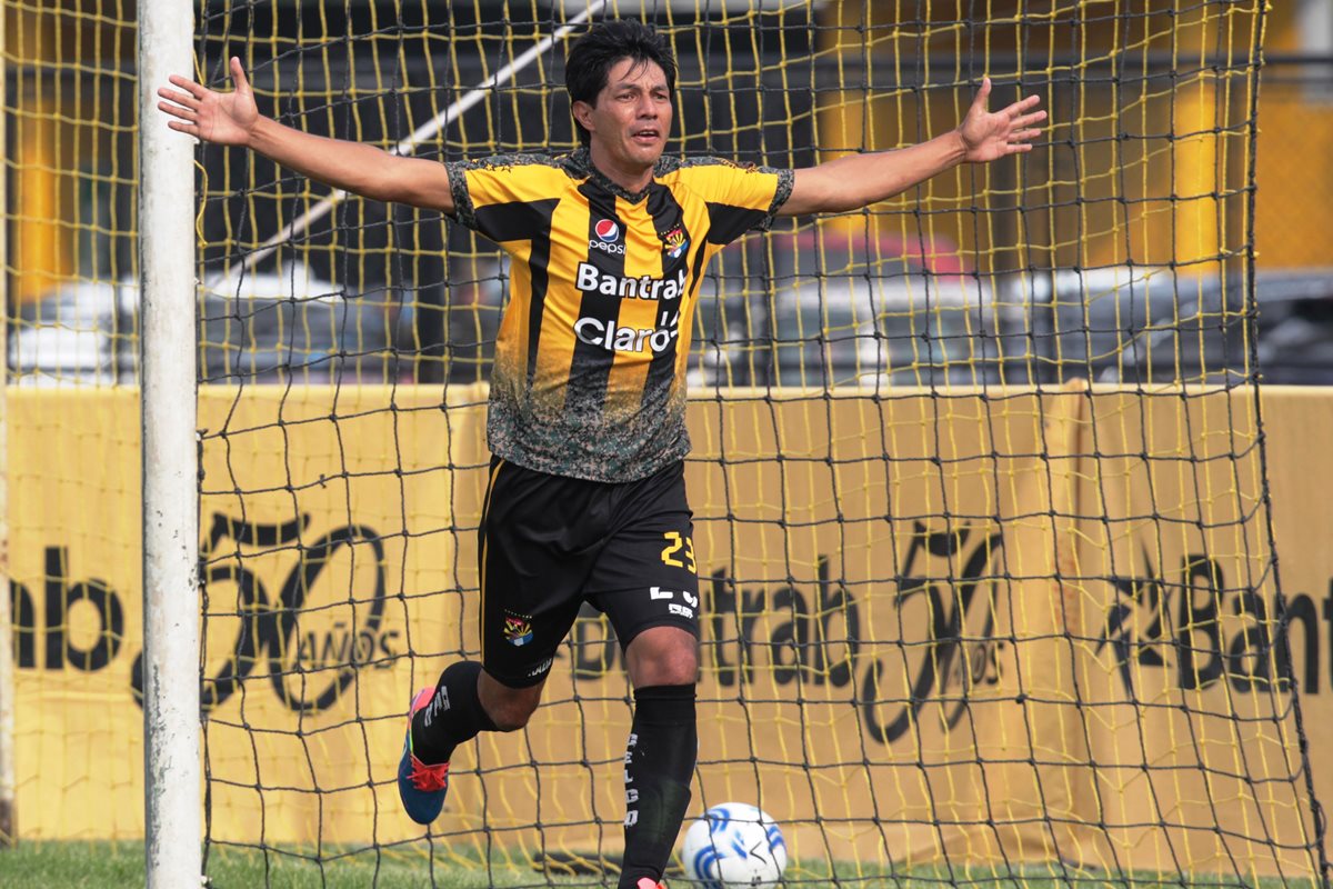 Jorge Estrada consiguió un doblete en el juego de Aurora contra Huehueteco. (Foto Prensa Libre: Norvin Mendoza)