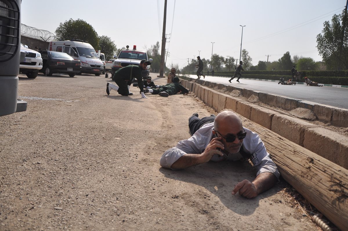 Soldados iraníes se ponen a cubierto durante un atentado terrorista contra un desfile militar en la ciudad de Ahvaz, en el suroeste de Irán. Al menos 24 personas murieron y 53 resultaron heridas en el ataque. (Foto Prensa Libre: EFE)