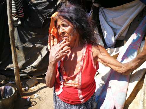 Monzón vive en una vivienda humilde, construida de trapos, lámina y palos de madera. (Foto Prensa Libre: Beatriz Tercero)