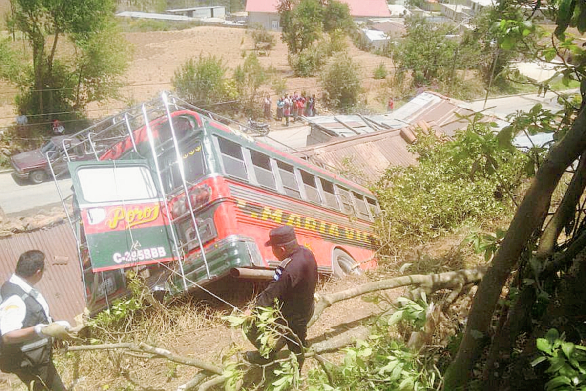 El autobús cayó en un barranco de unos 30 metros, según las autoridades. (Foto Prensa Libre: Stero100)