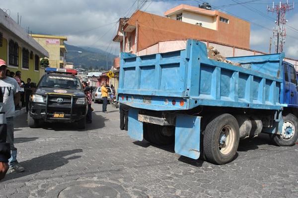 Vecinos observan el camión que atropelló a madre e hija en San Marcos. (Foto Prensa Libre: Aroldo Marroquín)<br _mce_bogus="1"/>