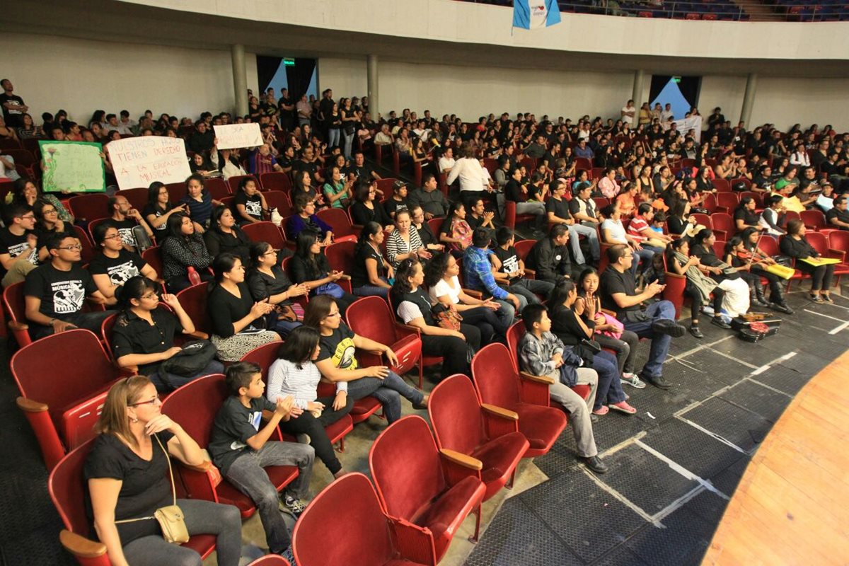 La sala principal del Conservatorio se llenó de manifestantes que piden mejoras para ese centro cultural. (Fotos Prensa Libre: Esbin García)