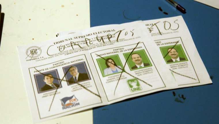 Algunos guatemaltecos se expresaron en contra de los candidatos mediante las papeletas de votos.(Foto Prensa Libre: EFE)