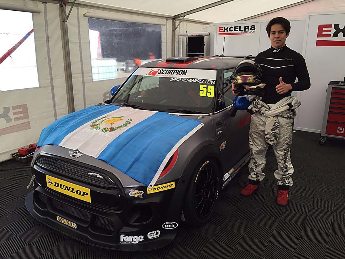 Juan Diego Hernández luce su Mini Cooper en el que debutó este sábado en Inglaterra. (Foto Prensa Libre: cortesía César Pérez)