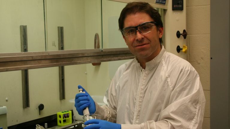 Amador Menéndez Velázquez es un investigador español que fue galardonado con el Premio Internacional de Ensayos 2017.IRENE HERNÁNDEZ