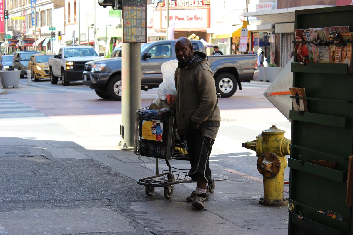 El estado de California lleva años lidiando con una crisis de desamparados. (Prensa Libre: EFE)