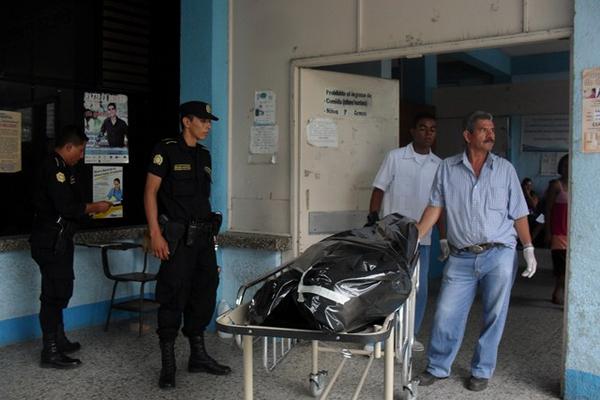 Cadáver de Gorgoneo Pérez Martínez es retirado de la morgue. (Foto Prensa Libre: Edwin Paxtor)