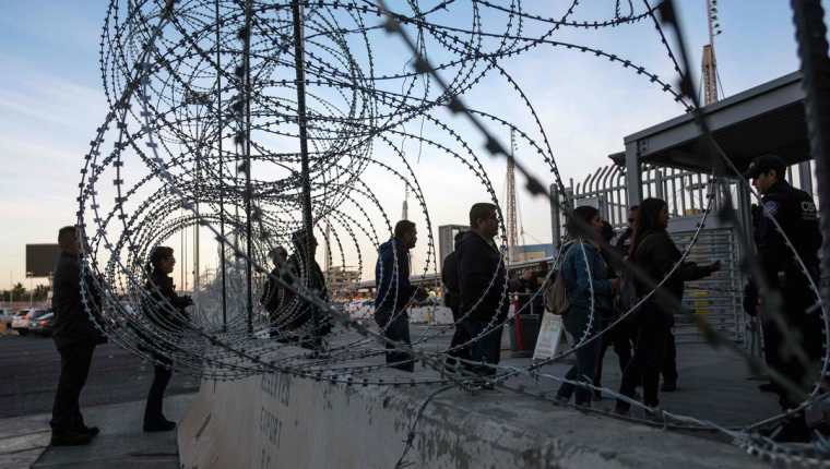 Un agente pide visas a viajeros en el punto fronterizo de San Ysidro. (Foto Prensa Libre: AFP)