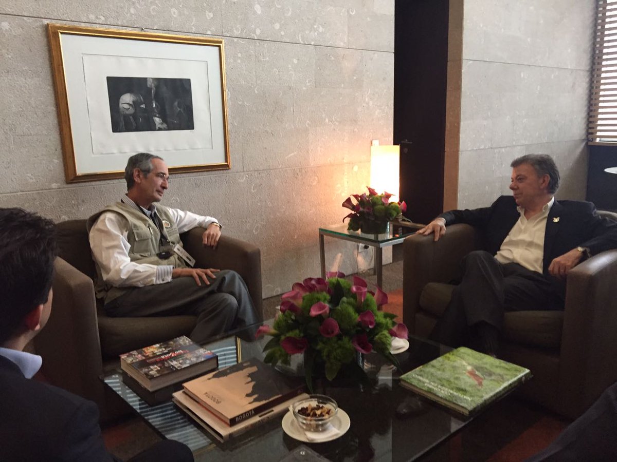 El expresidente Álvaro Colom se reúne con el presidente de Colombia, Juan Manuel Santos, durante misión. Foto Prensa Libre: Cortesía OEA)