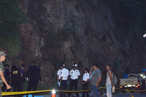 Investigadores y socorristas de Cuilapa resguardan el lugar del percance, donde murió Juan José Peña. (Foto Prensa Libre: Oswaldo Cardona). <br _mce_bogus="1"/>