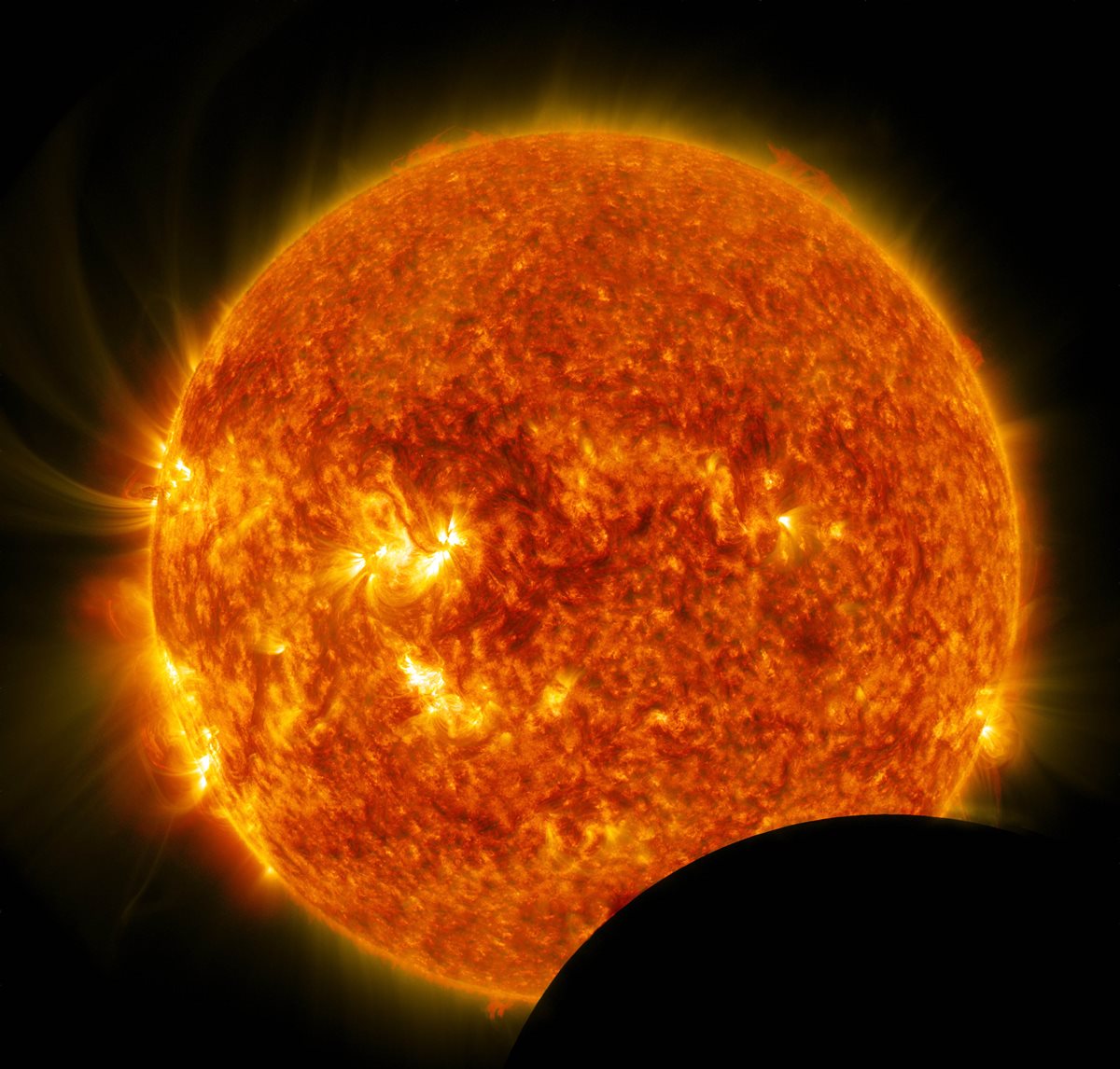 Foto de archivo de la Nasa tomada el 29 de julio de 2014, cuando la Luna cruzó entre el Observatorio de Dinámica Solar de la NASA (SDO) y el Sol, un fenómeno llamado tránsito lunar. (AFP)
