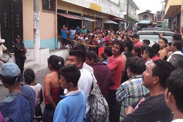 Vecinos observan el lugar donde quedó el cadáver de Édgar Ricardo Cruz, en Sanarate. (Foto Prensa Libre: Hugo Oliva)
