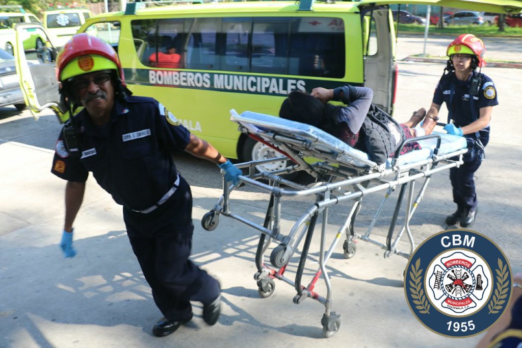 Una de las pasajeras heridas cuando fue ingresada a la emergencia del Hospital Roosevelt. (Foto Prensa Libre: CBM)