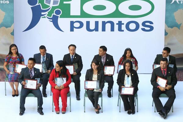Los 10 maestros galardonados por Empresarios por la Educación en el Palacio Nacional de la Cultura (Foto Prensa Libre: Esbin García)<br _mce_bogus="1"/>