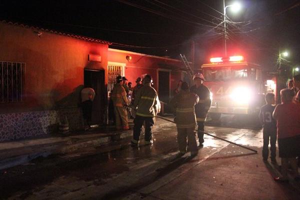 Bomberos controlaron el incendio antes que se propagara a otras casas. (Foto Prensa Libre: Jalapa)<br _mce_bogus="1"/>