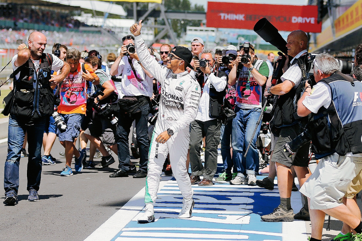 Lewis Hamilton saluda a la afición tras conseguir la pole. (Foto Prensa Libre: AP)