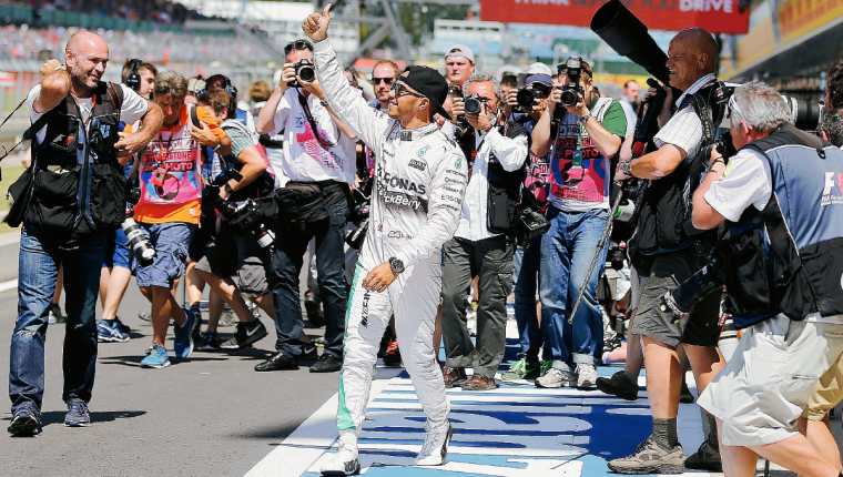 Lewis Hamilton saluda a la afición tras conseguir la pole. (Foto Prensa Libre: AP)