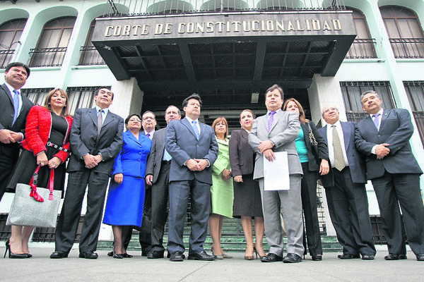 Magistrados titulares electos por el Congreso de la Republica, llegan a la Corte de Constitucionalidad. (Foto Prensa Libre: Esbín García)