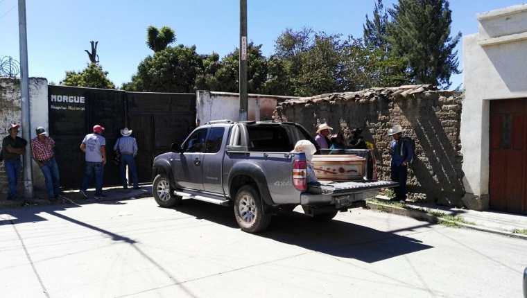 El cadáver de Jorge Luis García López es retirado de la morgue de la cabecera de Jalapa. (Foto Prensa Libre: Hugo Oliva).