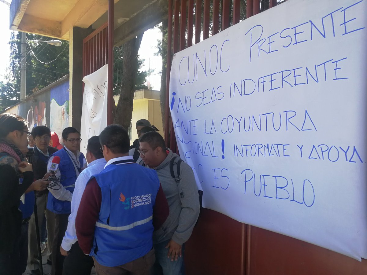 Delegados de la Procuraduría de los Derechos Humanos llegaron a verificar el cierre de las instalaciones del Cunoc. (Foto Prensa Libre: Fred Rivera)