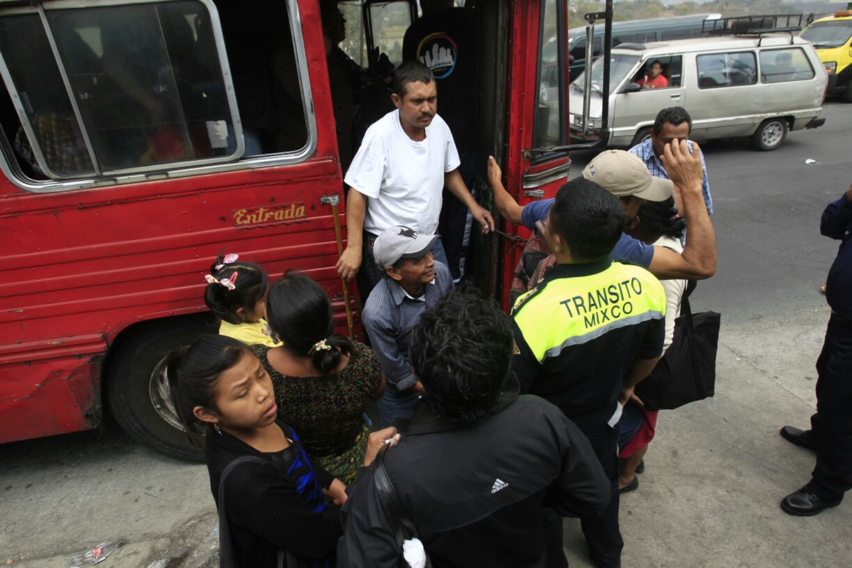 Vecinos de las colonias San Francisco y El Milagro, en Mixco, esperan otros medios de transporte debido a paro de transportistas. (Foto Prensa Libre: Óscar García)