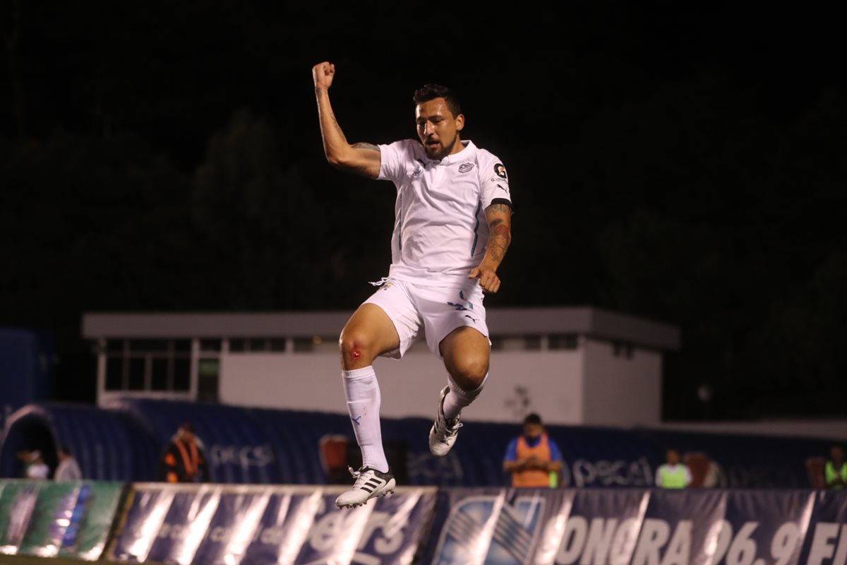 Darío Carreño festeja después de anotarle a Malacateco. (Foto Prensa Libre: Érick Ávila)