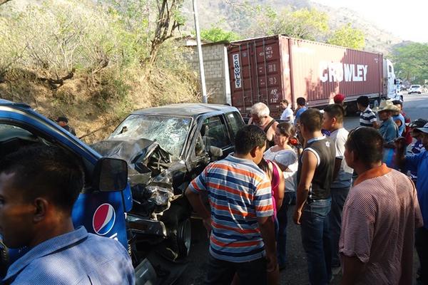 Vecinos observan los daños causados durante el choque. (Foto Prensa Libre: Edwin Paxtor)<br _mce_bogus="1"/>