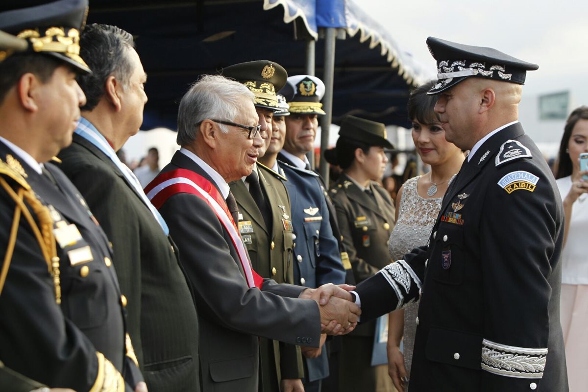 El presidente Alejandro Maldonado entrega el grado de General a siete elementos del Ejército. (Foto Prensa Libre: Paulo Raquec)