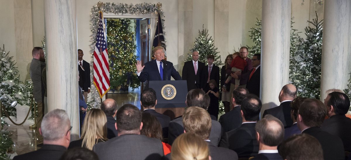 El presidente estadounidense Donald Trump habló durante la semana sobre el acuerdo al que han llegado los republicanos del Congreso para aprobar en ambas cámaras antes de que termine el año el plan de reforma fiscal. (Foto, Prensa Libre: Efe).