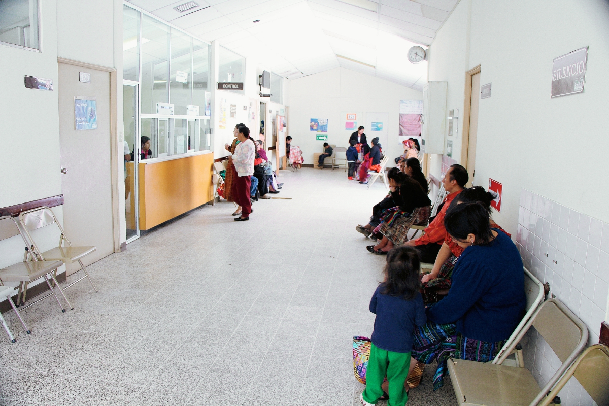 Pacientes esperan atención en la consulta externa del Hospital Nacional de Totonicapán. (Foto Prensa Libre: Édgar Domínguez)