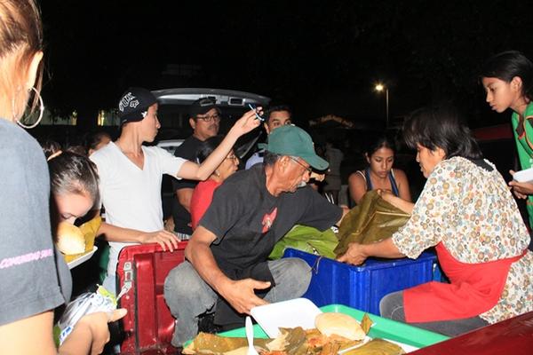 Los miembros del grupo repartieron 300 tamales en hospitales e indigentes de la calle. (Foto Prensa Libre: Melvin Sandoval)
