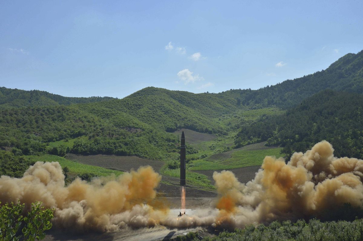 Muestra del lanzamiento del misil balístico intercontinental, en Corea del Norte. (Foto Prensa Libre:EFE).