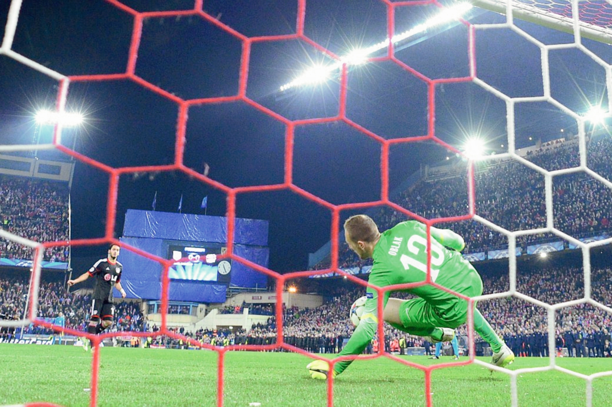El portero del Atlético de Madrid, Jan Oblak al momento de detener el penalti del Bayer Leverkusen en el partido de vuelta de los octavos de final de la Champions League. (Foto Prensa Libre: AFP)