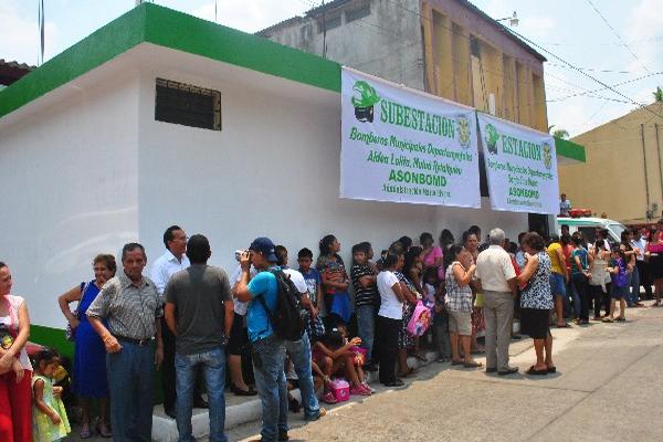 Estación se encuentra junto  la comuna.