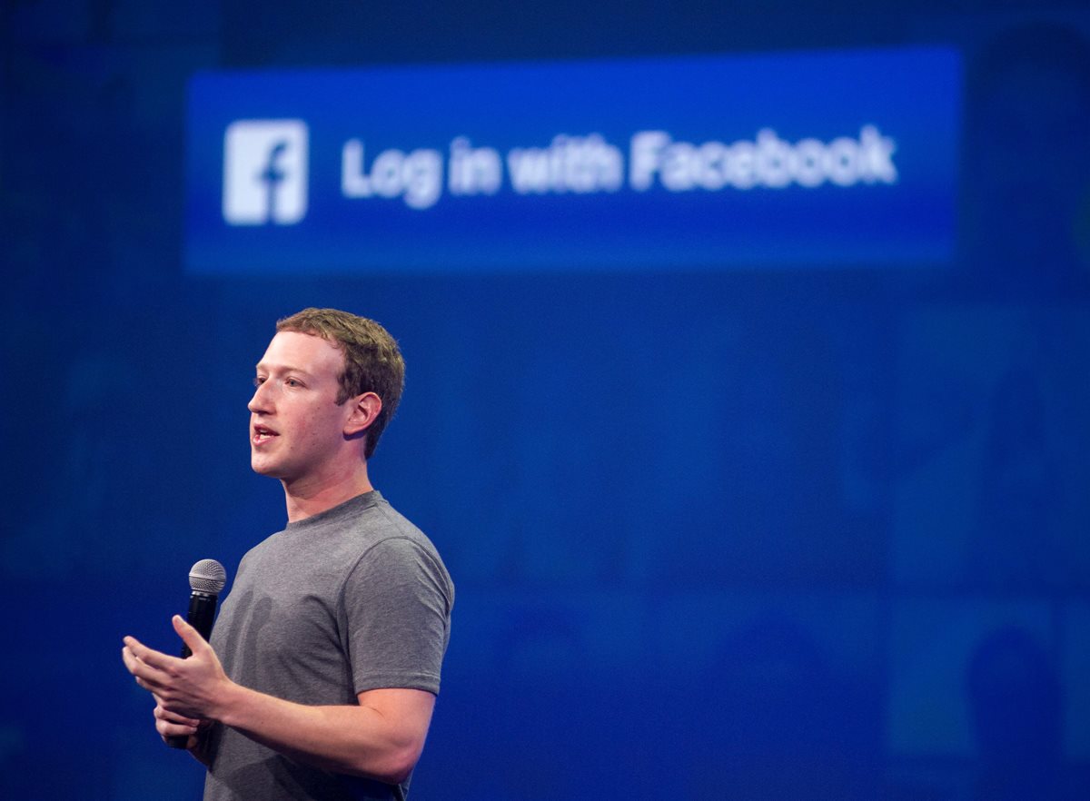 Facebook será investigado por las revelaciones de que una empresa que trabajaba para la campaña presidencial de Donald Trump recogió y utilizó información errónea sobre 50 millones de miembros. (Foto Prensa Libre: AFP)