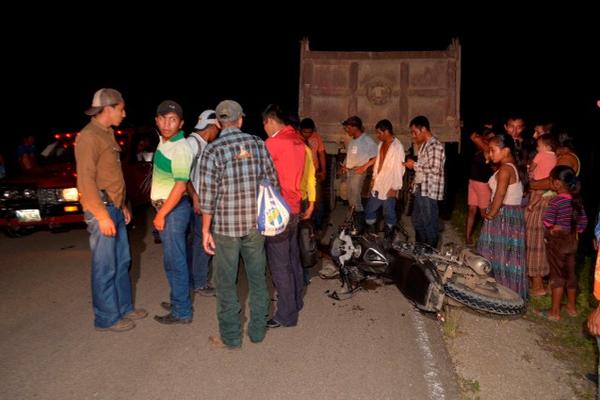 La motocicleta de Wilder Portillo quedó en el asfalto y el cuerpo a metros de distancia luego del accidente (foto Prensa Libre: Rigoberto Escobar)