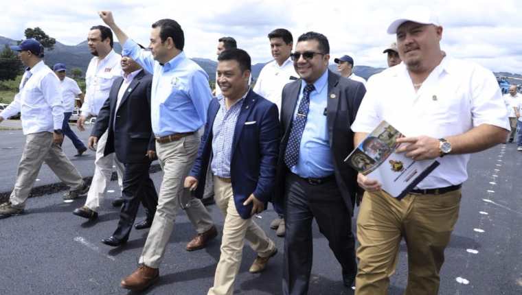 El presidente Jimmy Morales inauguró el primer tramo del Libramiento de Chimaltenango. (Foto Prensa Libre: Gobierno de Guatemala)