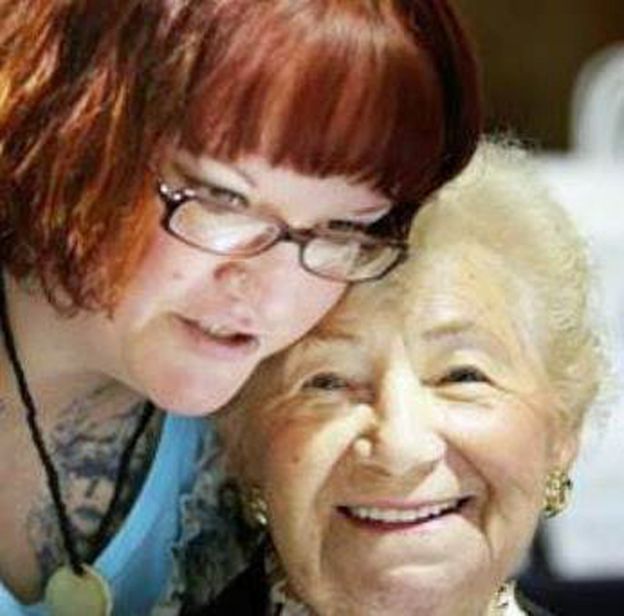 Angela con la sobreviviente del holocausto Leah Roth. ANGELA KING