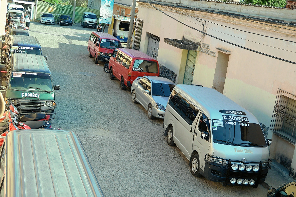 En Zacapa  no circularon microbuses este martes, porque los pilotos exigen a la municipalidad mayores controles. (Foto Prensa Libre: Víctor Gómez)