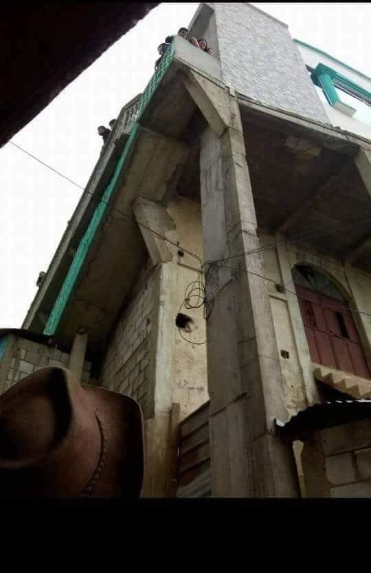 El menor jugaba en el segundo piso de un inmueble, donde funciona una iglesia evangélica, en Concepción Huista, Huehuetenango. (Foto Prensa Libre: Tomada de Facebook Montejos´Iders)
