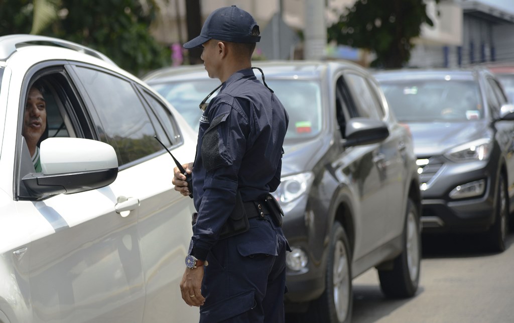 Un policía panameño vigila una artería de la ciudad.  (Foto Prensa Libre: AFP)