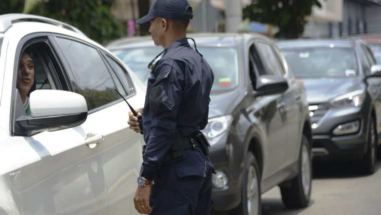Un policía panameño vigila una artería de la ciudad.  (PL- Hemeroteca)