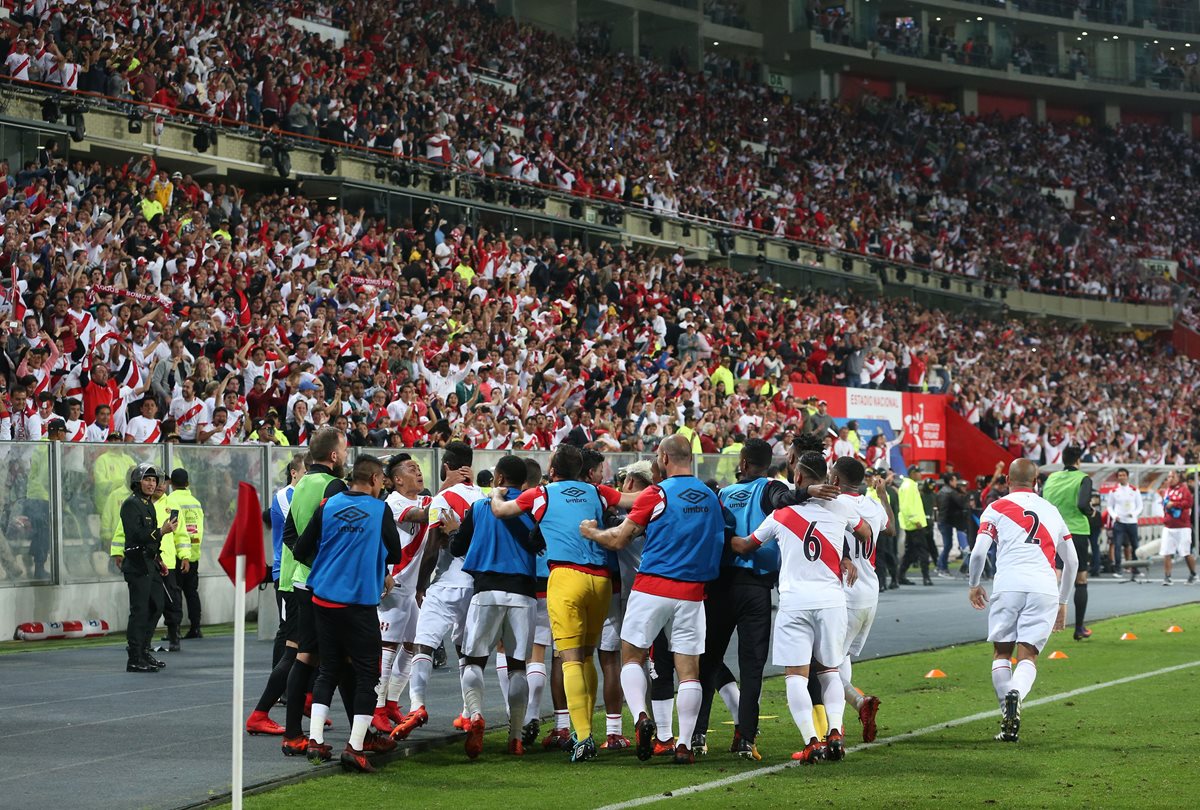 Los jugadores de Perú celebran la clasificación al Mundial después de superar a Nueva Zelanda 2-0 en el juego de vuelta de la serie de repechaje. (Foto Prensa Libre: EFE)