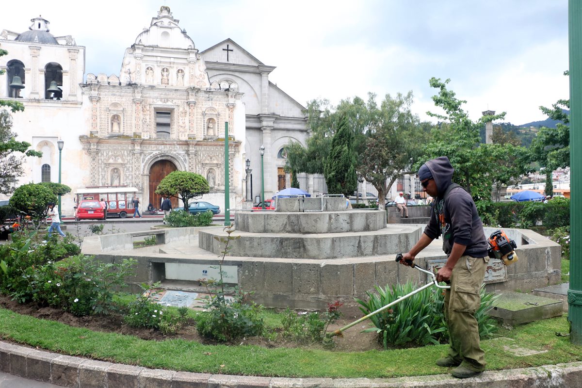 Jardineros deben limpiar todos los días los jardines de Xelajú.(Foto Prensa Libre: Carlos Ventura)