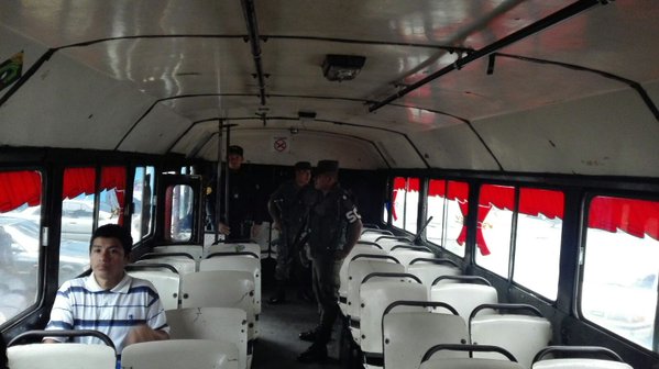 La Policía Nacional Civil lleva a cabo operativos en buses de las rutas 36 y 37 en la zona 7 capitalina. (Foto Prensa Libre: @PNCdeGuatemala)