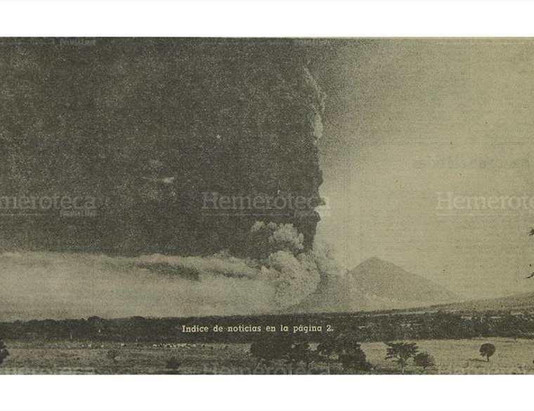 El 15/10/74 el Volca?n de Fuego lanza densas columnas de ceniza y arena. (Foto: Hemeroteca PL)