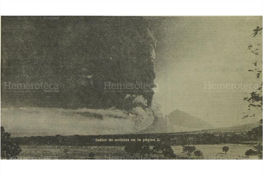El 15/10/74 el Volca?n de Fuego lanza densas columnas de ceniza y arena. (Foto: Hemeroteca PL)