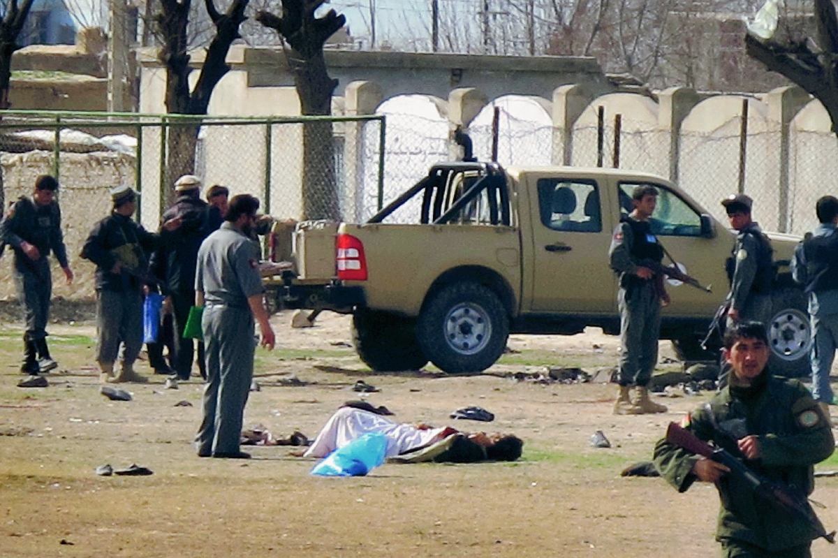 Policías afganos investigan el sitio después del ataque suicida. (Foto Prensa Libre:AP).