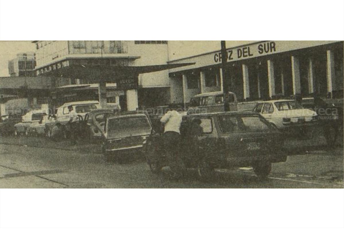 Un conductor empuja su vehículo, el cual quedó sin combustible por el racionamiento, en 1973. (Foto: Hemeroteca PL)